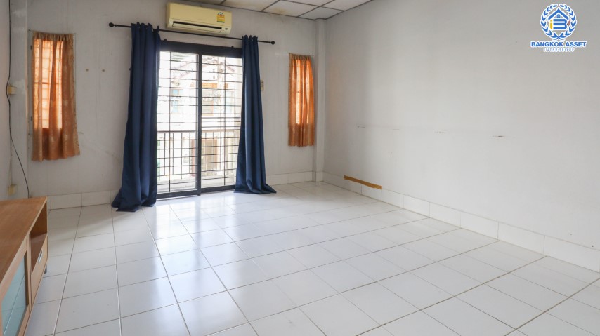 ทาวน์เฮ้าส์มือสองย่านกรุงเทพฯ ม.ซอยสุขสันต์7 กาญจนาภิเษก เนื้อที่มากถึง 22.3 ตร.ว. ฟังก์ชัน 2 ห้องนอน 2 ห้องน้ำ 1 ที่จอดรถ บ้านรีโนเวทแล้ว หลังบ้านกว้างขวาง ทำเลโซนกรุงเทพฯ ชั้นใน ใกล้รถไฟฟ้าสายสีน้ำเงิน "สถานีหลักสอง" ราคาถูกสุดในย่าน!...